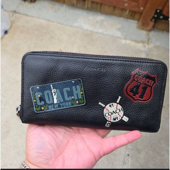 Coach New York Themed Pebbled Leather Wallet. #F26457 - Picture 1 of 8